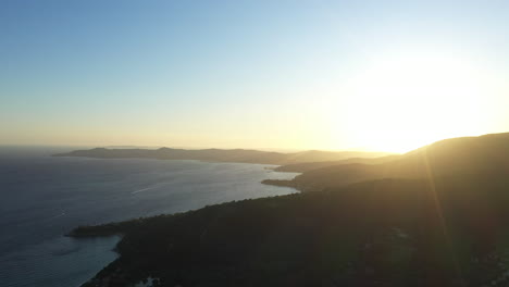 Sonnenuntergang-über-Der-Küste-Von-Le-Lavandou,-Goldene-Stunde,-Luftaufnahme-Der-Französischen-Riviera